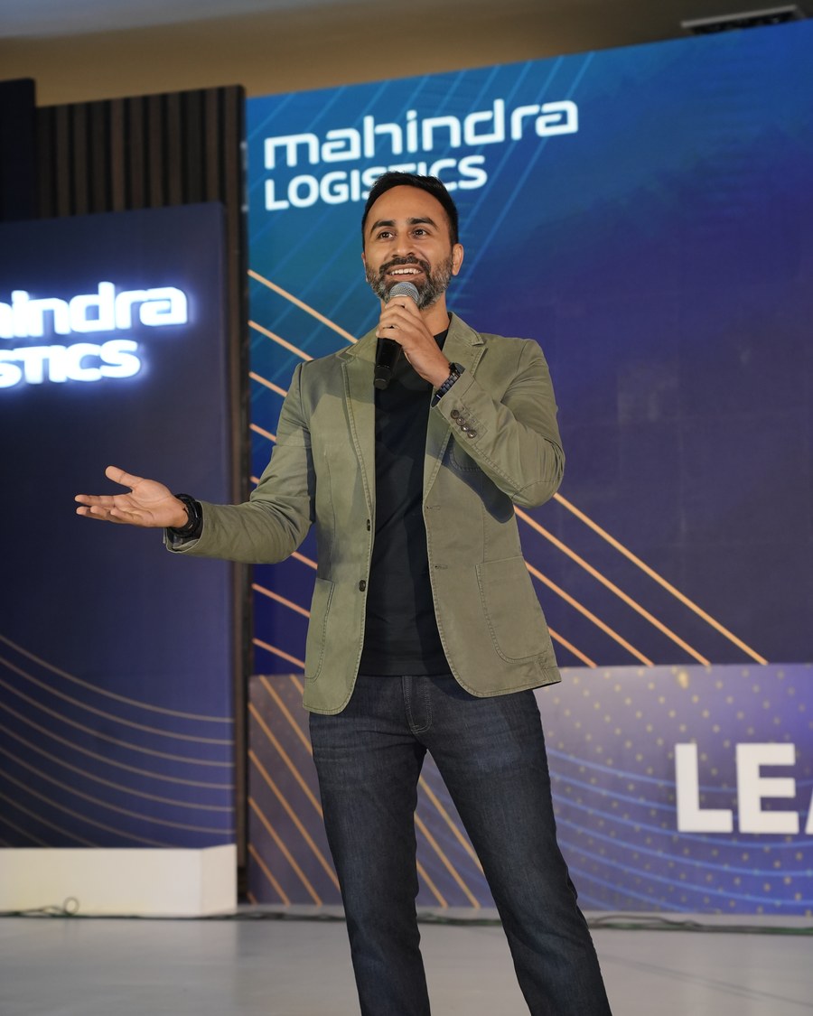 Arpit Sharma hosting the Mahindra Logistics leadership conclave